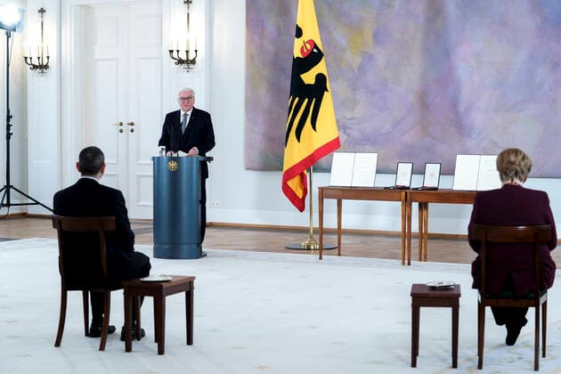 Verleihung des Bundesverdienstkreuz an die Biontech Gruender Aktuell, 19.03.2021, Bundespraesident Frank-Walter Steinmeier bei der Ansprache im Vordergrund Ugur Åžahin und Bundeskanzlerin Dr. Angela Merkel zur Verleihung des Großen Verdienstkreuzes mit Stern des Verdienstordens der Bundesrepublik Deutschland an die Biontech Gruender im Schloss Bellevue in Berlin Berlin Berlin Deutschland