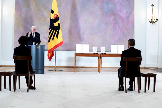 Verleihung des Bundesverdienstkreuz an die Biontech Gruender Aktuell, 19.03.2021, Bundespraesident Frank-Walter Steinmeier bei der Ansprache zur Verleihung des Großen Verdienstkreuzes mit Stern des Verdienstordens der Bundesrepublik Deutschland an die Biontech Gruender im Schloss Bellevue in Berlin, im Vordergrund auf den Stuehlen Forscherehepaar und Gruender des Unternehmens Biontech SE Oezlem Tuereci und Ugur Sahin Berlin Berlin Deutschland