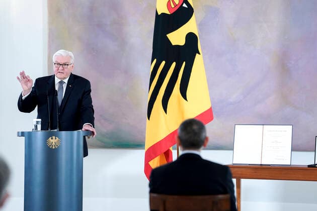 Verleihung des Bundesverdienstkreuz an die Biontech Gruender Aktuell, 19.03.2021, Bundespraesident Frank-Walter Steinmeier bei der Ansprache zur Verleihung des Großen Verdienstkreuzes mit Stern des Verdienstordens der Bundesrepublik Deutschland an die Biontech Gruender im Schloss Bellevue in Berlin, im Vordergrund Ugur Sahin auf dem Stuhl Berlin Berlin Deutschland