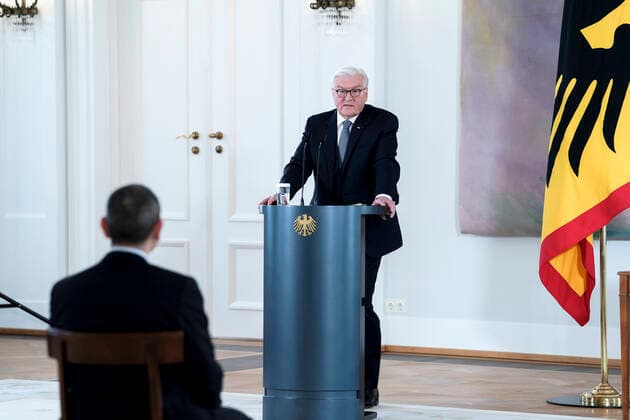 Verleihung des Bundesverdienstkreuz an die Biontech Gruender Aktuell, 19.03.2021, Bundespraesident Frank-Walter Steinmeier bei der Ansprache zur Verleihung des Großen Verdienstkreuzes mit Stern des Verdienstordens der Bundesrepublik Deutschland an die Biontech Gruender im Schloss Bellevue in Berlin, im Vordergrund Ugur Sahin auf dem Stuhl Berlin Berlin Deutschland