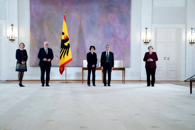 Verleihung des Bundesverdienstkreuz an die Biontech Gruender Aktuell, 19.03.2021, Bundespraesident Frank-Walter Steinmeier und Ehefrau Elke Buedenbender gemeinsam mit Bundeskanzlerin Angela Merkel und Forscherehepaar und Gruender des Unternehmens Biontech SE Oezlem Tuereci und Ugur Åžahin bei der Verleihung des Großen Verdienstkreuzes mit Stern des Verdienstordens der Bundesrepublik Deutschland im Schloss Bellevue in Berlin Berlin Berlin Deutschland