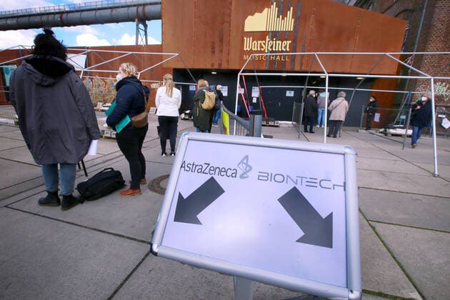 19.03. 2021 Dortmund Die Wiederaufnahme der Impfung mit dem Impfstoff Astrasenica scheint in Dortmund gut angenommen zu werden. Eine lange Schlange von Impfwilligen Lehreren und Lehrerinnen steht vor dem Dortmunder Impfzentrum Phoenix-West um sich impfen zu lassen. Ein Schild teil die Wartenden auf. Links astrasenica, rechts Biontec Pfizer. Die Schlange der Senioren ist sehr kurz.