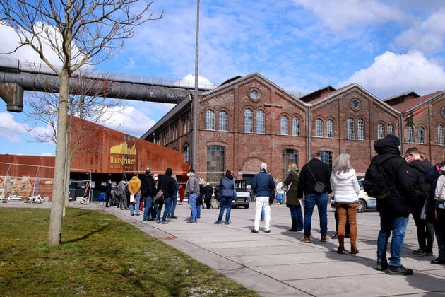 19.03. 2021 Dortmund Die Wiederaufnahme der Impfung mit dem Impfstoff Astrasenica scheint in Dortmund gut angenommen zu werden. Eine lange Schlange von Impfwilligen Lehreren und Lehrerinnen steht vor dem Dortmunder Impfzentrum Phoenix-West um sich impfen zu lassen.