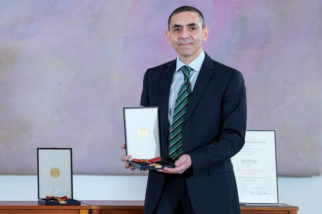 Berlin, Verleihung des Bundesverdienstkreuzes an Biontech-Gründer Özlem Türeci und Ugur Sahin Verleihung des Bundesverdienstkreuz an die Biontech Gruender Aktuell, 19.03.2021, Ugur Sahin Mit-Gruender des Unternehmens Biontech SE mit dem Großen Verdienstkreuzes mit Stern des Verdienstordens der Bundesrepublik Deutschland im Schloss Bellevue in Berlin bei der Verleihung mit dem Bundespraesidenten und der Bundeskanzlerin fuer ihren unermuedlichen Einsatzes bei der Entwicklung und Zulassung eines Impfstoffes gegen Covid-19 und ihren entscheidenden Beitrag zur Eindaemmung der Corona-Pandemie Berlin Berlin Deutschland
