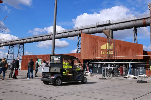 19.03. 2021 Dortmund Die Wiederaufnahme der Impfung mit dem Impfstoff Astrasenica scheint in Dortmund gut angenommen zu werden. Eine lange Schlange von Impfwilligen Lehreren und Lehrerinnen steht vor dem Dortmunder Impfzentrum Phoenix-West um sich impfen zu lassen.
