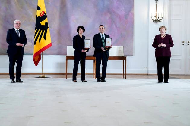 Verleihung des Bundesverdienstkreuz an die Biontech Gruender Aktuell, 19.03.2021, Gruppenbild Bundespraesident Frank-Walter Steinmeier gemeinsam mit Bundeskanzlerin Dr. Angela Merkel und Forscherehepaar und Gruender des Unternehmens Biontech SE Oezlem Tuereci und Ugur Sahin bei der Verleihung des Großen Verdienstkreuzes mit Stern des Verdienstordens der Bundesrepublik Deutschland im Schloss Bellevue in Berlin Berlin Berlin Deutschland