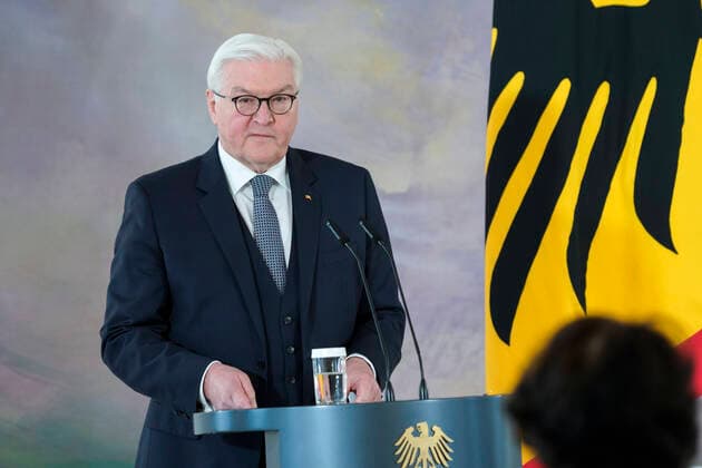 Berlin, Verleihung des Bundesverdienstkreuzes an Biontech-Gründer Özlem Türeci und Ugur Sahin Verleihung des Bundesverdienstkreuz an die Biontech Gruender Aktuell, 19.03.2021, Bundespraesident Frank-Walter Steinmeier im Portrait bei der Ansprache zur Verleihung des Großen Verdienstkreuzes mit Stern des Verdienstordens der Bundesrepublik Deutschland an die Biontech Gruender im Schloss Bellevue in Berlin Berlin Berlin Deutschland