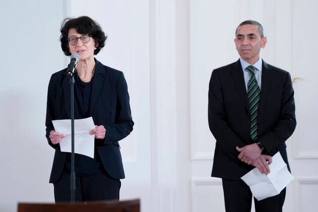 Berlin, Verleihung des Bundesverdienstkreuzes an Biontech-Gründer Özlem Türeci und Ugur Sahin Verleihung des Bundesverdienstkreuz an die Biontech Gruender Aktuell, 19.03.2021, Oezlem Tuereci bei ihrer Rede zur Verleihung des Großen Verdienstkreuzes mit Stern des Verdienstordens der Bundesrepublik Deutschland im Schloss Bellevue in Berlin im Hintergrund Ugur Sahin das Forscherehepaar und Gruender des Unternehmens Biontech SE fuer ihren unermuedlichen Einsatzes bei der Entwicklung und Zulassung eines Impfstoffes gegen Covid-19 und ihren entscheidenden Beitrag zur Eindaemmung der Corona-Pandemie Berlin Berlin Deutschland