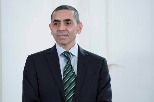 Berlin, Verleihung des Bundesverdienstkreuzes an Biontech-Gründer Özlem Türeci und Ugur Sahin Verleihung des Bundesverdienstkreuz an die Biontech Gruender Aktuell, 19.03.2021, Ugur Sahin Mit-Gruender des Unternehmens Biontech SE im Portrait bei der Verleihung des Großen Verdienstkreuzes mit Stern des Verdienstordens der Bundesrepublik Deutschland im Schloss Bellevue in Berlin fuer ihren unermuedlichen Einsatzes bei der Entwicklung und Zulassung eines Impfstoffes gegen Covid-19 und ihren entscheidenden Beitrag zur Eindaemmung der Corona-Pandemie Berlin Berlin Deutschland