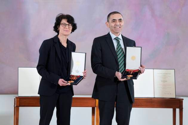 Berlin, Verleihung des Bundesverdienstkreuzes an Biontech-Gründer Özlem Türeci und Ugur Sahin Verleihung des Bundesverdienstkreuz an die Biontech Gruender Aktuell, 19.03.2021, Forscherehepaar und Gruender des Unternehmens Biontech SE Oezlem Tuereci und Ugur Sahin mit dem Großen Verdienstkreuzes mit Stern des Verdienstordens der Bundesrepublik Deutschland in Haenden bei der Verleihung mit dem Bundespraesidenten und der Bundeskanzlerin im Schloss Bellevue in Berlin fuer ihren unermüdlichen Einsatzes bei der Entwicklung und Zulassung eines Impfstoffes gegen Covid-19 und ihren entscheidenden Beitrag zur Eindaemmung der Corona-Pandemie Berlin Berlin Deutschland