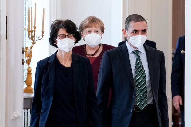 Berlin, Verleihung des Bundesverdienstkreuzes an Biontech-Gründer Özlem Türeci und Ugur Sahin Verleihung des Bundesverdienstkreuz an die Biontech Gruender Aktuell, 19.03.2021, Forscherehepaar und Gruender des Unternehmens Biontech SE Oezlem Tuereci und Ugur Sahin gemeinsam mit Bundeskanzlerin Dr. Angela Merkel zwischen dem Ehepaar bei betreten des grossen Saals im Schloss Bellevue fuer die Verleihung des Großen Verdienstkreuzes mit Stern des Verdienstordens der Bundesrepublik Deutschland in Berlin Berlin Berlin Deutschland