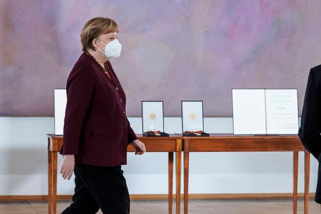 Berlin, Verleihung des Bundesverdienstkreuzes an Biontech-Gründer Özlem Türeci und Ugur Sahin Verleihung des Bundesverdienstkreuz an die Biontech Gruender Berlin Berlin Deutschland