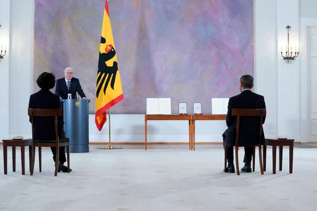 Berlin, Verleihung des Bundesverdienstkreuzes an Biontech-Gründer Özlem Türeci und Ugur Sahin Verleihung des Bundesverdienstkreuz an die Biontech Gruender Aktuell, 19.03.2021, Bundespraesident Frank-Walter Steinmeier bei der Ansprache zur Verleihung des Großen Verdienstkreuzes mit Stern des Verdienstordens der Bundesrepublik Deutschland an die Biontech Gruender im Schloss Bellevue in Berlin, im Vordergrund auf den Stuehlen Forscherehepaar und Gruender des Unternehmens Biontech SE Oezlem Tuereci und Ugur Sahin Berlin Berlin Deutschland