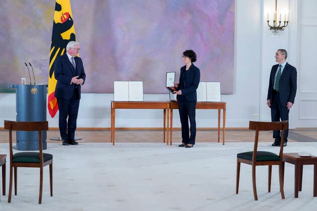 Berlin, Verleihung des Bundesverdienstkreuzes an Biontech-Gründer Özlem Türeci und Ugur Sahin Verleihung des Bundesverdienstkreuz an die Biontech Gruender Aktuell, 19.03.2021, Oezlem Tuereci Mit-Gruender des Unternehmens Biontech SE mit dem Großen Verdienstkreuzes mit Stern des Verdienstordens der Bundesrepublik Deutschland im Schloss Bellevue in Berlin bei der Uberreichung vom Bundespraesidenten Frank-Walter Steinmeier und Ehemann Ugur Sahin fuer ihren unermuedlichen Einsatzes bei der Entwicklung und Zulassung eines Impfstoffes gegen Covid-19 und ihren entscheidenden Beitrag zur Eindaemmung der Corona-Pandemie Berlin Berlin Deutschland