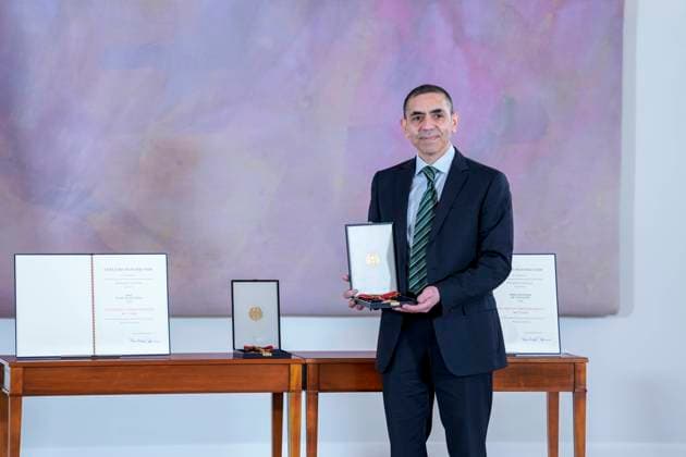Berlin, Verleihung des Bundesverdienstkreuzes an Biontech-Gründer Özlem Türeci und Ugur Sahin Verleihung des Bundesverdienstkreuz an die Biontech Gruender Aktuell, 19.03.2021, Ugur Sahin Mit-Gruender des Unternehmens Biontech SE mit dem Großen Verdienstkreuzes mit Stern des Verdienstordens der Bundesrepublik Deutschland im Schloss Bellevue in Berlin bei der Verleihung mit dem Bundespraesidenten und der Bundeskanzlerin fuer ihren unermuedlichen Einsatzes bei der Entwicklung und Zulassung eines Impfstoffes gegen Covid-19 und ihren entscheidenden Beitrag zur Eindaemmung der Corona-Pandemie Berlin Berlin Deutschland