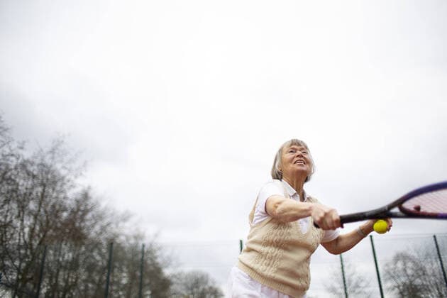 IMAGO Creative: 2021 Favoriten Thema: Frau im Alter von 82 Jahren steht auf dem Tennisplatz Dortmund Deutschland *** Subject woman aged 82 standing on tennis court Dortmund Germany Copyright: xUtexGrabowsky photothek.netx