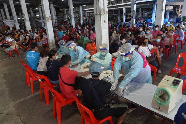 (210319) -- BANGKOK, March 19, 2021 -- People receive COVID-19 vaccines developed by China s Sinovac Biotech during a mass vaccine inoculation at Bang Khae Market in Bangkok, Thailand, March 19, 2021. ) THAILAND-BANGKOK-COVID-19-VACCINATION RachenxSageamsak 