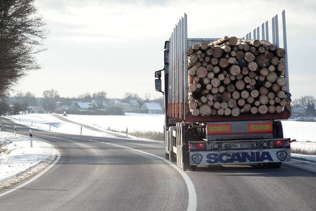 10.02.2021, Schwedt, Brandenburg, GER - Gefaellte Baumstaemme werden im Winter mit einem LKW transportiert. (Abholzung, aufeinander, aussen, Aussenaufnahme, Baumstaemme, Brandenburg, deutsch, Deutschland, Europa, europaeisch, Forst, Forstwirtschaft, gefaellt, Holz, Holzindustrie, Holzstaemme, Holzstapel, Holztransport, Holzwirtschaft, Jahreszeit, Landstrasse, Laster, Lastkraftwagen, LKW, Logistik, QF, Querformat, Rohstoff, Rueckansicht, Scania, Schnee, Schwedt, Staemme, Stapel, Strasse, Strassenszene, Strassenverkehr, Transport, verschneit, Waldwirtschaft, Westeuropa, Winter, winterlich, Wirtschaft) 210210D122SCHWEDT.JPG *** 10 02 2021, Schwedt, Brandenburg, GER Fallen tree trunks are transported by truck in winter Deforestation, on top of