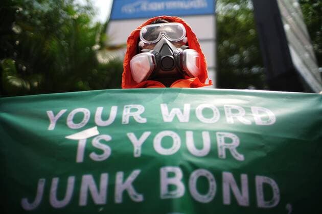 Bilder des Jahres 2021, News 03 März News Themen der Woche KW11 News Bilder des Tages March 19, 2021, Jakarta, DKI Jakarta, Indonesia: A number of environmental activists who participated in the pause for climate action using complete Personal Protective Equipment held a rally in front of the Standard Cahartered tower, Jakarta, Friday (3 19 2021). In action they called on governments and industry leaders to take responsibility and jointly take concrete action in climate rescue, one of which is to stop funding the deadly fossil fuel industry. Jakarta Indonesia - ZUMAz107 20210319_zip_z107_011 Copyright: xMuhammadxZaenuddinx