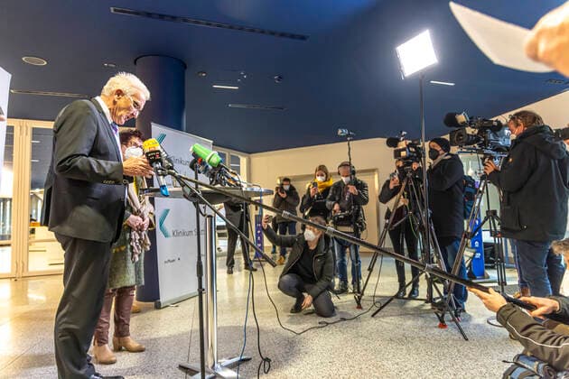 News Bilder des Tages Winfried Kretschmann lässt sich als erster Ministerpräsident impfen mit Astrazeneca. An seiner Seite Ehefrau Gerlinde, der er bei dem Termin den Vortritt lässt. Anschließend kündigt Kretschmann schärfere Corona-Auflagen an wegen steigender Inzidenzen in Baden-Württemberg. 19.03.2021: Deutschland, Baden-Württemberg, Stuttgart.