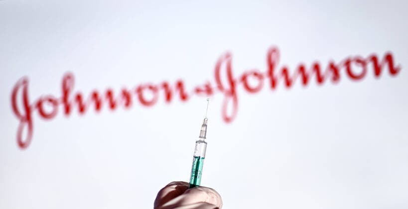 19.03.2021, xjhx, News, Impfstoff Johnson & Johnson AD26.COV2.S aktuell, Symbolfoto Impfhersteller Spritze aufgezogene Spritze Logo Impfhersteller SARS-CoV-2-Impfstoff emwirt Roedermark