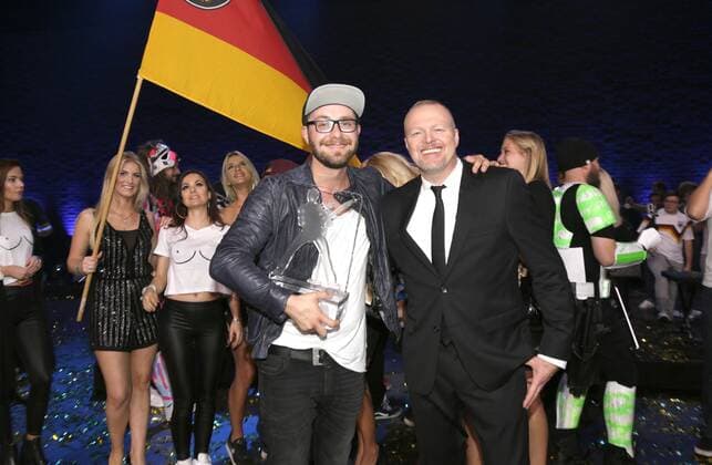 Mark Forster ( Sieger des Buvisoco 2015) und Stefan Raab, Bundesvisionsoncontest in der OVN Arena in Bremen Copyright: xEventpressxRHx