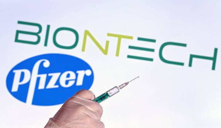 19.03.2021, xjhx, News, Impfstoff BNT162b2, Biontech Pfizer aktuell, Symbolfoto Impfhersteller Spritze aufgezogene Spritze Logo Impfhersteller SARS-CoV-2-Impfstoff emwirt Roedermark