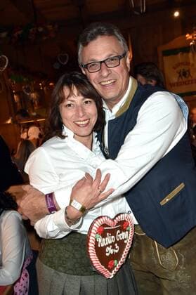 Siegfried Schneider und Frau Elisabeth Radio Gong 96,3 Wiesenstammtisch in Kupfers Weinzelt auf dem Oktoberfest. *** Siegfried Schneider and wife Elisabeth Radio Gong 96,3 Wiesenstammtisch in Kupfers wine tent at the Oktoberfest Copyright: xEventpressxTOMx