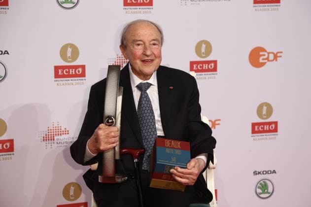 Preistraeger LEBENSWERK Menahem Pressler vor der Preistraeger Fotowand bei der Verleihung des ECHO Klassik 2015 im Konzerthaus Berlin am Gendarmenmarkt in Berlin. *** Laureate LEBENSWERK Menahem Pressler in front of the laureate photo wall at the award ceremony of the ECHO Klassik 2015 in the Konzerthaus Berlin at the Gendarmenmarkt in Berlin Copyright: xEventpressxHerrmannx