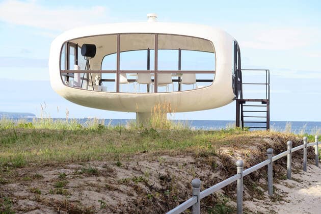 Creative Highlights World Der Binzer Rettungsturm des Architekten Ulrich Müther. Seit 2006 wird er als Außenstelle des Standesamts der Gemeinde Ostseebad Binz für Trauungen genutzt. Ulrich Müther gilt als einer der wichtigsten Vertreter der Architektonischen Moderne. Binz, Insel Rügen; Mecklenburg Vorpommern; Deutschland; Europa, 30.07.2020 *** Since 2006, it has been used as an outpost of the registry office of the municipality of Ostseebad Binz for wedding ceremonies Ulrich Müther is considered one of the most important representatives of modern architecture Binz, Island of Rügen Mecklenburg Western Pomerania Germany Europe, 30 07 2020