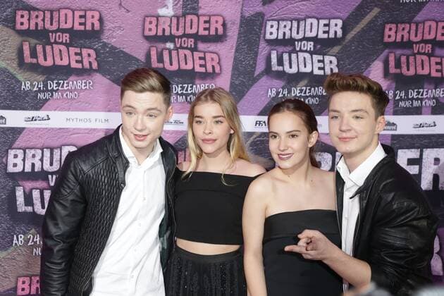 Roman Lochmann, Milena Tscharntke, Tara Fischer, Heiko Lochmann Bruder vor Luder Deutschlandpremiere im Coloneum in Koeln *** Roman Lochmann, Milena Tscharntke, Tara Fischer, Heiko Lochmann Bruder vor Luder German premiere in the Coloneum in Cologne Copyright: xEventpressxSandelx