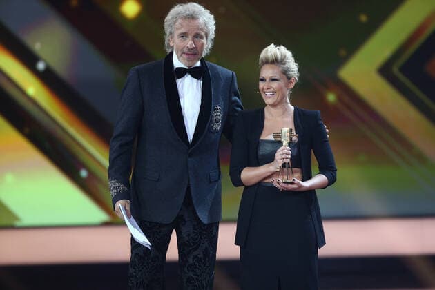 Thomas Gottschalk und PREISTRAEGERIN PUBLIKUMSWAHL: BELIEBTESTER DEUTSCHER MUSIC-ACT: HELENE FISCHER auf der Buehne bei der Verleihung in der Lifesendung der der 51. GOLDENE KAMERA 2016 in der Messe Hamburg. *** Thomas Gottschalk and PREISTRAEGERIN PUBLIKUMSWAHL BELIEBTESTER DEUTSCHER MUSIC ACT HELENE FISCHER on stage at the award ceremony in the live broadcast of the 51 GOLDEN CAMERA 2016 at the Messe Hamburg Copyright: xEventpressxFuhrx