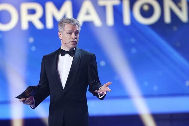 Laudator Michael Mittermeier auf der Buehne bei der Verleihung in der Lifesendung der der 51. GOLDENE KAMERA 2016 in der Messe Hamburg. *** Laudator Michael Mittermeier on stage at the award ceremony in the live broadcast of the 51 GOLDEN CAMERA 2016 at the Messe Hamburg Copyright: xEventpressxFuhrx