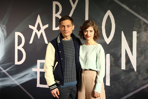 Volker Bruch und Liv Lisa Fries beim Fototermin zu BABYLON BERLIN im Kino Babylon in Berlin. *** Volker Bruch and Liv Lisa Fries at the photo shoot for BABYLON BERLIN at the Babylon cinema in Berlin Copyright: xEventpressxRadkex