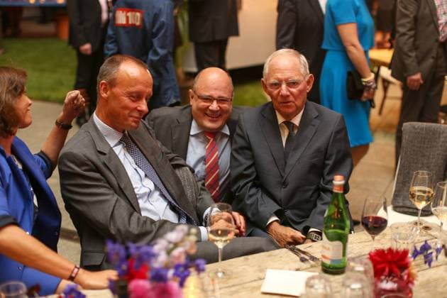 Friedrich Merz Wolfgang Schäuble Bundesministerium der Finanzen BILD100 - Die BILD lädt zum politisches Sommerfest auf dem Vorplatz vom Axel Springer Haus *** Friedrich Merz Wolfgang Schäuble Federal Ministry of Finance BILD100 The BILD invites to the political summer party on the forecourt of the Axel Springer Haus Copyright: xEventpressxRadkex