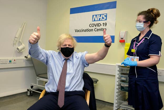 Bilder des Jahres 2021, News 03 März News Themen der Woche KW11 News Bilder des Tages (210320) -- LONDON, March 20, 2021 -- British Prime Minister Boris Johnson (L) thumbs up after receiving the Oxford-AstraZeneca COVID-19 vaccine at St Thomas Hospital in London, Britain, March 19, 2021. British Prime Minister Boris Johnson received his first dose of the Oxford-AstraZeneca COVID-19 vaccine on Friday after reassuring the public it is safe . ( No 10 Downing Street Handout via Xinhua) BRITAIN-LONDON-COVID-19-PM-VACCINATION AndrewxParsons 