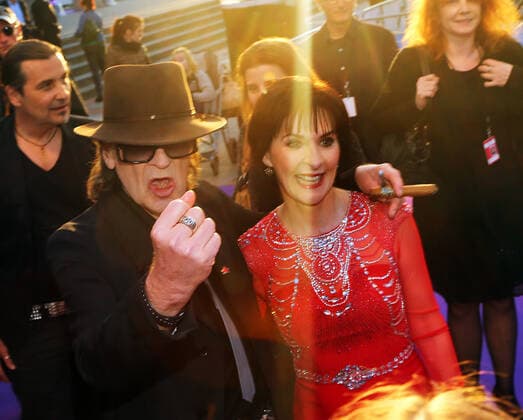 Udo Lindenberg mit Enya, Musikerin auf dem blauer ( roter ) Tepppich zur Verleihung der Echo 2016 in der Messe Berlin *** Udo Lindenberg with Enya, musician on the blue red carpet at the Echo 2016 award ceremony at Messe Berlin Copyright: xEventpressxHHHx