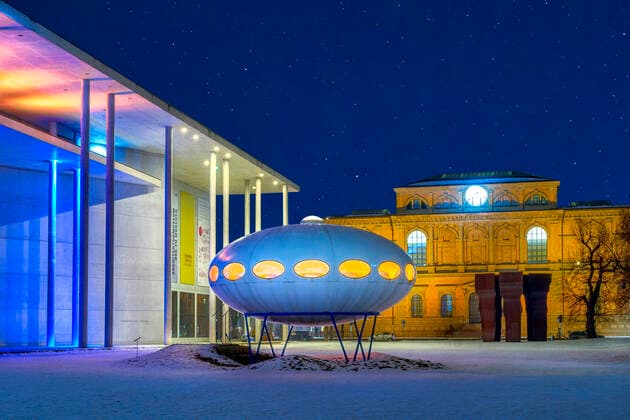 Creative Highlights World Ufo vor der Pinakothek der Moderne und Alte Pinakothek, München, Bayern, Deutschland, Europa Pinakothek der Moderne in München, Bayern, Deutschland *** Ufo in front of the Pinakothek der Moderne and Alte Pinakothek, Munich, Bavaria, Germany, Europe Pinakothek der Moderne in Munich, Bavaria, Germany