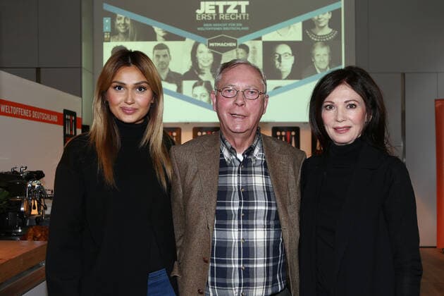 Wana Limar, Uwe-Karsten Heye, Iris Berben bei der Pressekonferenz zu Jetzt erst recht! Gesicht Zeigen! startet neue Online Kampagne. Gesicht Zeigen! Fuer ein weltoffenes Deutschland e.V. *** Wana Limar, Uwe Karsten Heye, Iris Berben at the press conference for Jetzt erst recht Gesicht Zeigen launches new online campaign Gesicht Zeigen Fuer ein weltoffenes Deutschland e V Copyright: xEventpressxRadkex