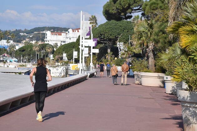 Coronavirus in Frankreich, Eindrücke aus Cannes Coronavirus en France: 3e week-end de confinement a Cannes. Cannes, 3eme Confinement (2021) : Des mesures de confinement inedites s appliquent a partir de ce week-end dans seize departements de France, notamment en region parisienne, dans le nord du pays, mais aussi en Normandie. Ce confinement acte III est plus souple que les precedentes editions : il est desormais possible de se promener sans limite de duree dans un rayon de dix kilometres, muni de son attestation de deplacement. 266186 2021-03-20 _sans_perso  Copyright: xL.Urmanx xStarfacex STAR_266186_002