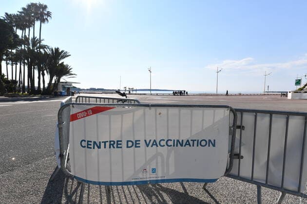 Coronavirus in Frankreich, Eindrücke aus Cannes Coronavirus en France: 3e week-end de confinement a Cannes. Cannes, 3eme Confinement (2021) : Des mesures de confinement inedites s appliquent a partir de ce week-end dans seize departements de France, notamment en region parisienne, dans le nord du pays, mais aussi en Normandie. Ce confinement acte III est plus souple que les precedentes editions : il est desormais possible de se promener sans limite de duree dans un rayon de dix kilometres, muni de son attestation de deplacement. 266186 2021-03-20 _sans_perso  Copyright: xL.Urmanx xStarfacex STAR_266186_015