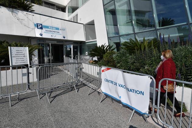 Coronavirus in Frankreich, Eindrücke aus Cannes Coronavirus en France: 3e week-end de confinement a Cannes. Cannes, 3eme Confinement (2021) : Des mesures de confinement inedites s appliquent a partir de ce week-end dans seize departements de France, notamment en region parisienne, dans le nord du pays, mais aussi en Normandie. Ce confinement acte III est plus souple que les precedentes editions : il est desormais possible de se promener sans limite de duree dans un rayon de dix kilometres, muni de son attestation de deplacement. 266186 2021-03-20 _sans_perso  Copyright: xL.Urmanx xStarfacex STAR_266186_016
