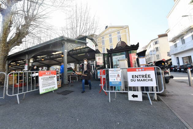 Coronavirus in Frankreich, Eindrücke aus Cannes Coronavirus en France: 3e week-end de confinement a Cannes. Cannes, 3eme Confinement (2021) : Des mesures de confinement inedites s appliquent a partir de ce week-end dans seize departements de France, notamment en region parisienne, dans le nord du pays, mais aussi en Normandie. Ce confinement acte III est plus souple que les precedentes editions : il est desormais possible de se promener sans limite de duree dans un rayon de dix kilometres, muni de son attestation de deplacement. 266186 2021-03-20 _sans_perso  Copyright: xL.Urmanx xStarfacex STAR_266186_026