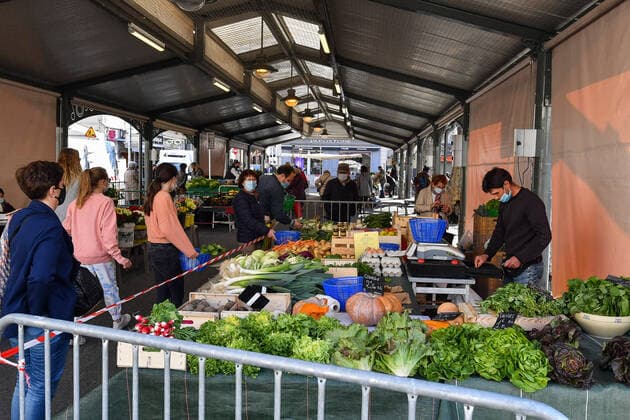 Coronavirus in Frankreich, Eindrücke aus Cannes Coronavirus en France: 3e week-end de confinement a Cannes. Cannes, 3eme Confinement (2021) : Des mesures de confinement inedites s appliquent a partir de ce week-end dans seize departements de France, notamment en region parisienne, dans le nord du pays, mais aussi en Normandie. Ce confinement acte III est plus souple que les precedentes editions : il est desormais possible de se promener sans limite de duree dans un rayon de dix kilometres, muni de son attestation de deplacement. 266186 2021-03-20 _sans_perso  Copyright: xL.Urmanx xStarfacex STAR_266186_028