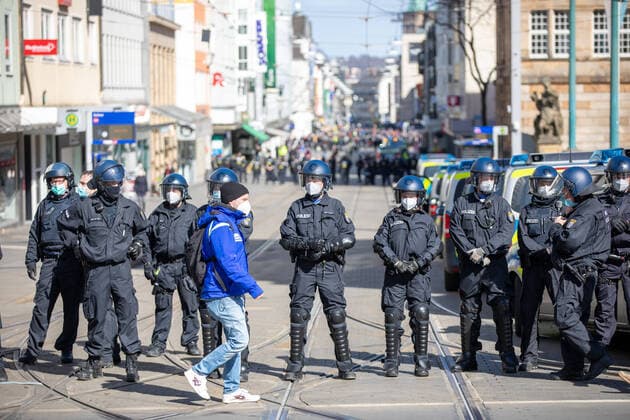 News Bilder des Tages Demonstration gegen Corona Auflagen in Kassel 20.03.2021 KASSEL Teilnehmer bei einer Kundgebung gegen die Corona Auflagen vor einer Polizeiabsperrung vor dem Rathaus von Kassel. Kassel Hessen Deutschland