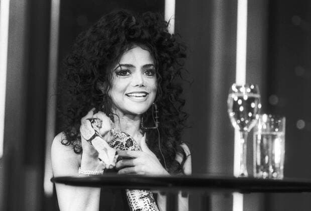 LaToya Jackson (Popsängerin) 03 89 vZ LaToya Jackson im März 1989 in Nase vorn (ZDF) aus Saarbrücken USA Amerikanerin amerikanische Frau Sängerin Gesang Pop Popmusik Model? Fotomodell TV-Show Fernsehshow Fernsehen us american female singer quer Portrait sprechend lächelnd Schlange Reptil sw La Toya *** LaToya Jackson pop singer 03 89 vZ LaToya Jackson in March 1989 in nose in front ZDF from Saarbrücken USA american american female singer singing pop pop music model model TV show television television us american female singer t.s. portrait talking smiling snake reptile sw La Toya