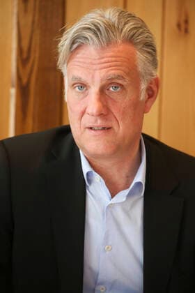 Stephan Schwarz, Praesident der Handwerkskammer Berlin, beim Fototermin im Rahmen der Initiative Berliner Schulpate - Berliner Wirtschaft, werden Schueler der Rudolf-Hildebrand-Grundschule beim Kochen inspiriert und der Beruf des Kochs praktisch im Hotel Steigenberger gezeigt. *** Stephan Schwarz, President of the Berlin Chamber of Crafts, at the photo session as part of the Berlin School Sponsor Berlin Business initiative, students of the Rudolf Hildebrand Elementary School are inspired while cooking and the profession of chef is shown practically at the Steigenberger Hotel Copyright: xEventpressxRekdalx