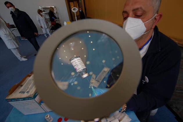 A health worker prepare doses of the AstraZeneca COVID-19 vaccine at a coronavirus disease (COVID-19) vaccination center in Naples, southern Italy.  Copyright: xSalvatorexLaportax xIPAx xKontrolabx