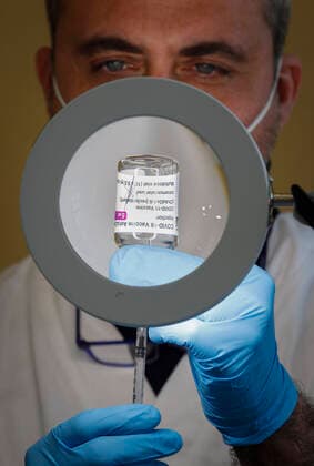 News Bilder des Tages A health worker prepare doses of the AstraZeneca COVID-19 vaccine at a coronavirus disease (COVID-19) vaccination center in Naples, southern Italy.  Copyright: xSalvatorexLaportax xIPAx xKontrolabx