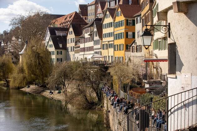 Tuebingen Themenbilder: Tuebingen in Zeit der Corona-Pandemie, Themenbilder: Tuebingen in Zeit der Corona-Pandemie, Menschen im Freien geniesen die Sonne, 20.03.2021, Copyright: xEIBNER DROFITSCHx EP_ddh
